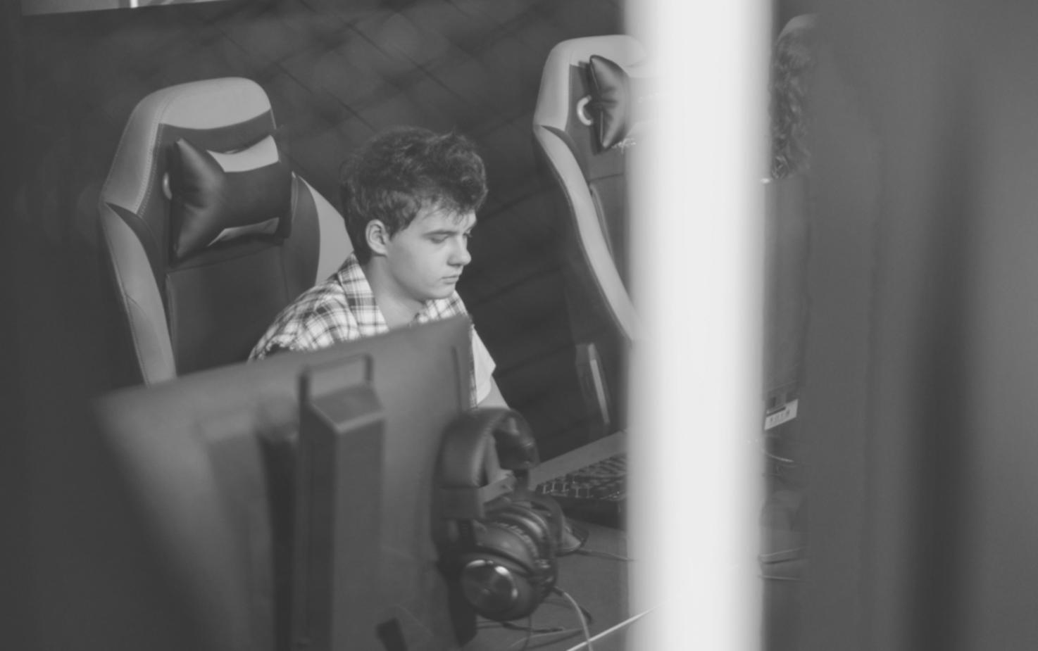 Intensive gaming training session with instructor guidance and analysis